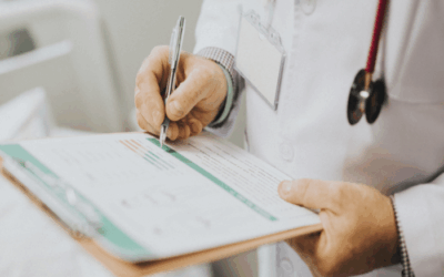 Recusa de atestado médico particular leva à reversão de justa causa e condenação por danos morais