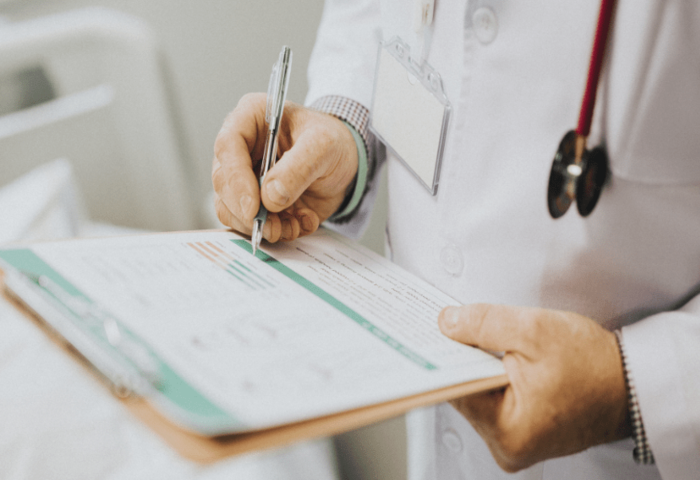 Recusa de atestado médico particular leva à reversão de justa causa e condenação por danos morais